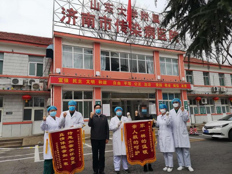 2月26日，济南市传染病医院新冠肺炎患者出院.jpg