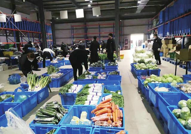 济南市127辆“菜篮子”直通车全部出动，服务社区点近千个，为市民供应蔬菜.jpeg
