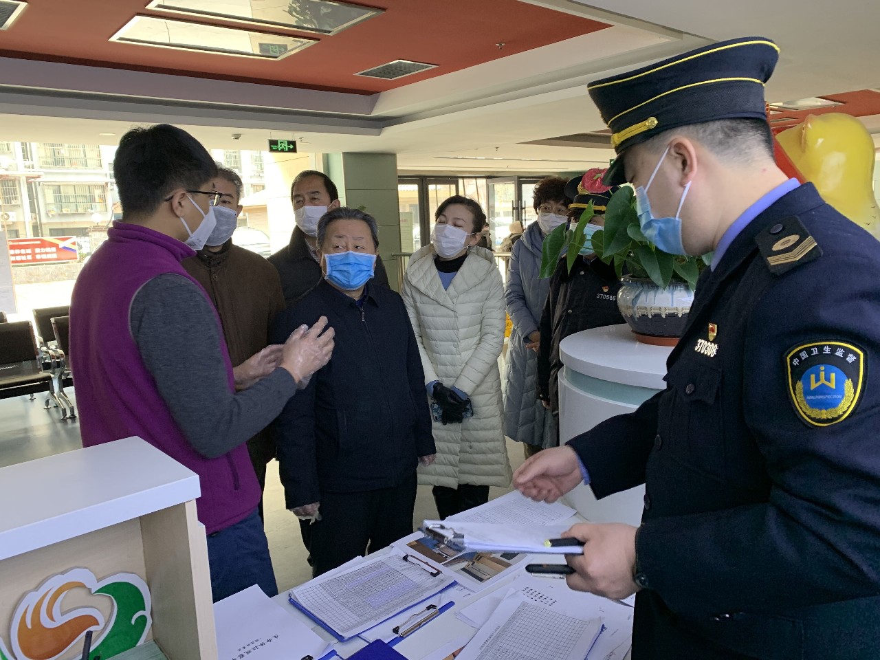 济南市新冠肺炎疫情处置工作领导小组工作人员在槐荫区检查疫情防控工作.jpg