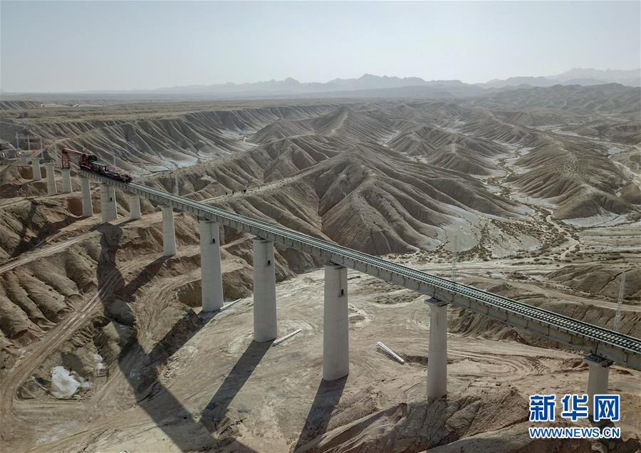 (社会)(3)格库铁路新疆段铺轨工程全面复工
