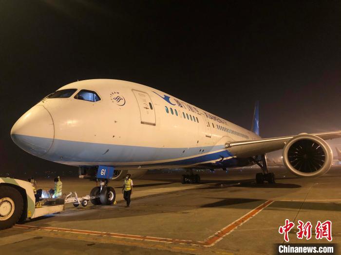 图为23日凌晨4时包机抵达雅加达国际机场。厦门航空雅加达办事处供图