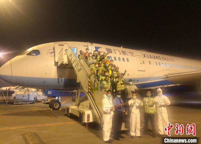 图为23日晨完成包机保障任务的厦门航空雅加达办事处人员合影。厦门航空雅加达办事处供图