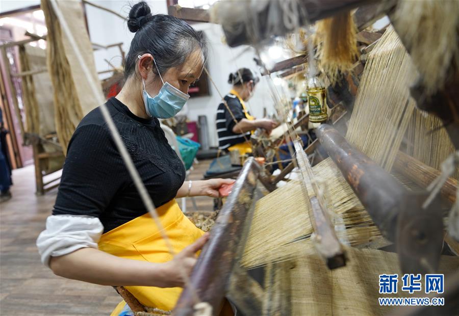 （聚焦疫情防控·新华视界）（2）重庆：“荣昌夏布”恢复生产迎来客流