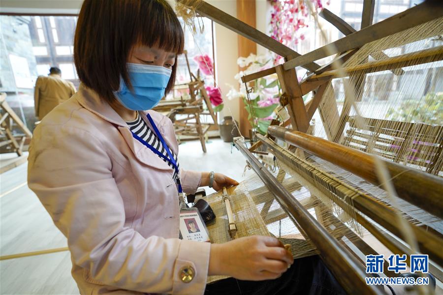 （聚焦疫情防控·新华视界）（7）重庆：“荣昌夏布”恢复生产迎来客流