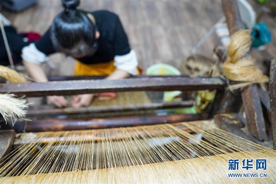 （聚焦疫情防控·新华视界）（3）重庆：“荣昌夏布”恢复生产迎来客流