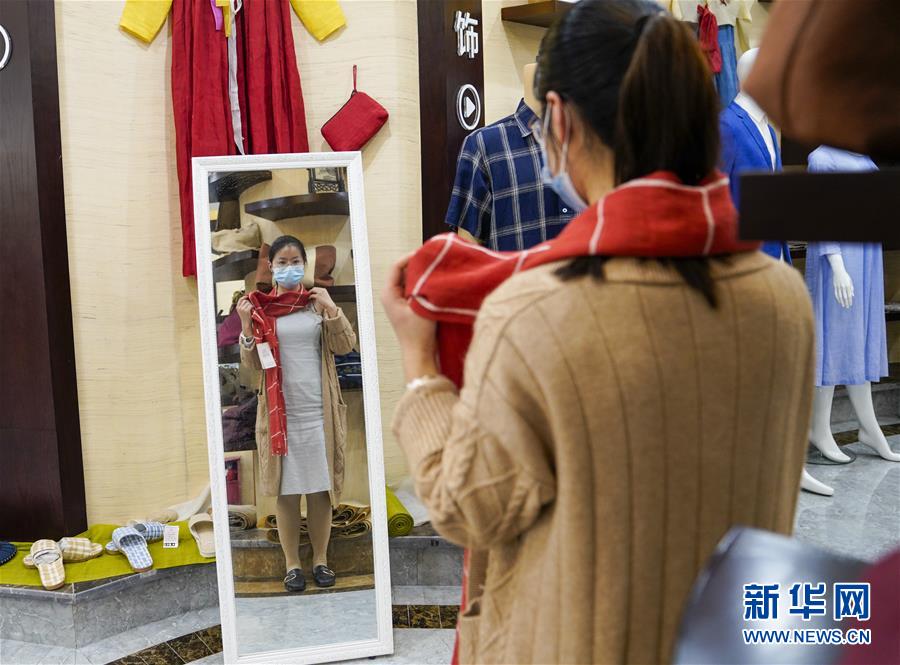 （聚焦疫情防控·新华视界）（9）重庆：“荣昌夏布”恢复生产迎来客流