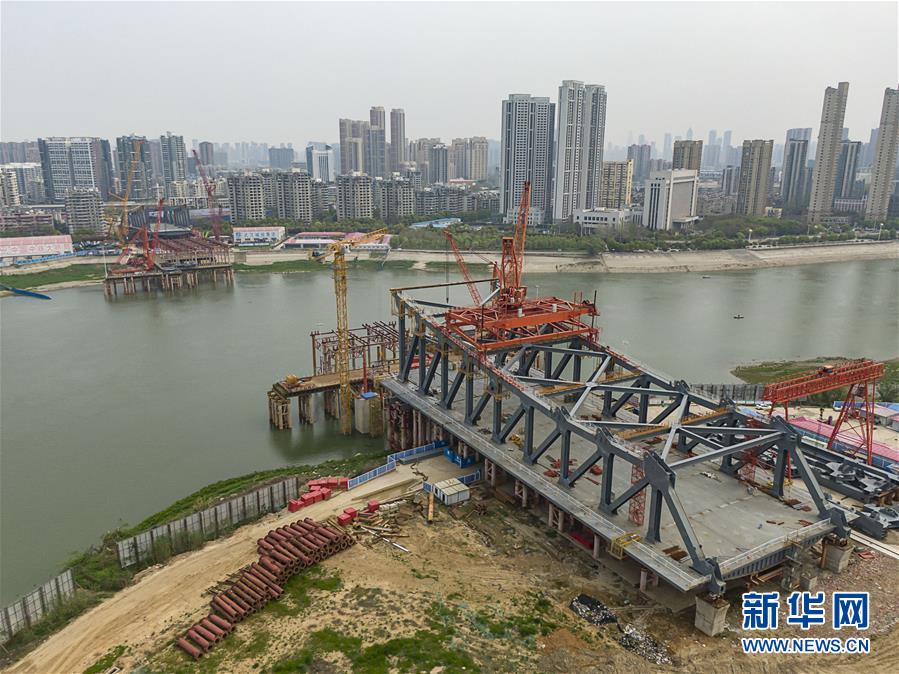 (经济)(3)探访武汉首个复工的桥梁建设项目