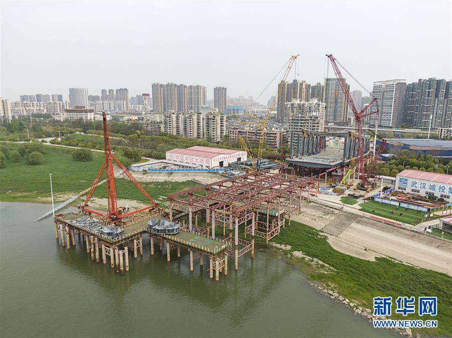 (经济)(4)探访武汉首个复工的桥梁建设项目