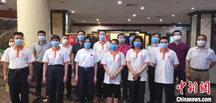 中國駐柬商務參贊和中國商會代表慰問援柬醫(yī)療專家