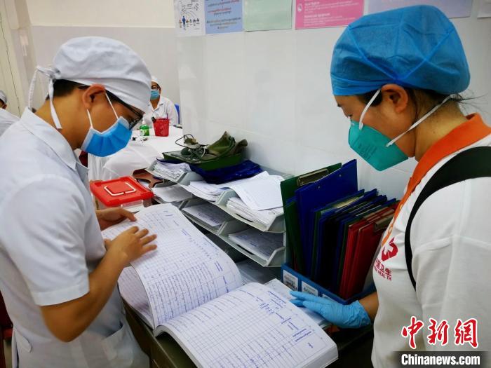 专家组走访医院社区。　柬埔寨NICE TV提供 摄