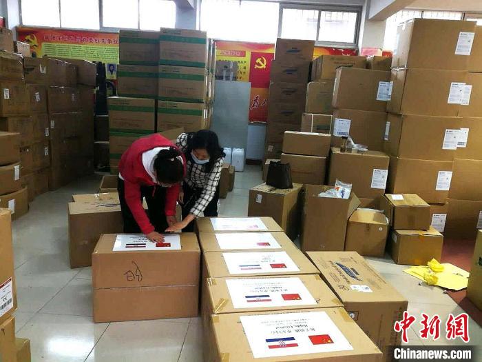 工作人員正在給口罩打包貼封 官君 攝
