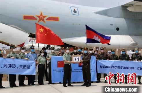 图为交接现场。大使馆提供