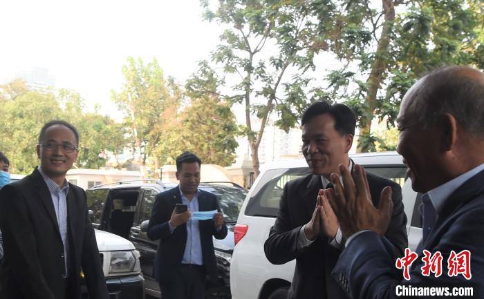 图为柬埔寨卫生部大臣曼本亨(右)向中国驻柬埔寨大使馆商务参赞邬国权(右二)和中国银行(香港)金边分行行长王化斌(左一)表示感谢。　黄耀辉 摄