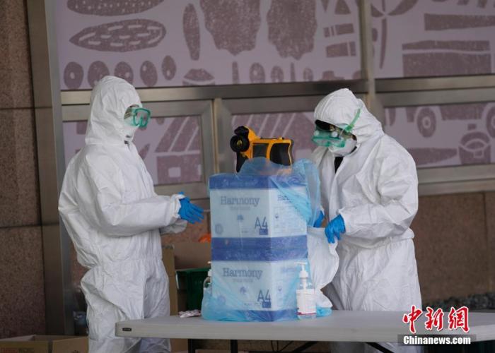 首爾市九老區(qū)，引發(fā)集體感染的呼叫中心所在辦公樓外設立了病毒篩查診所。<a target=