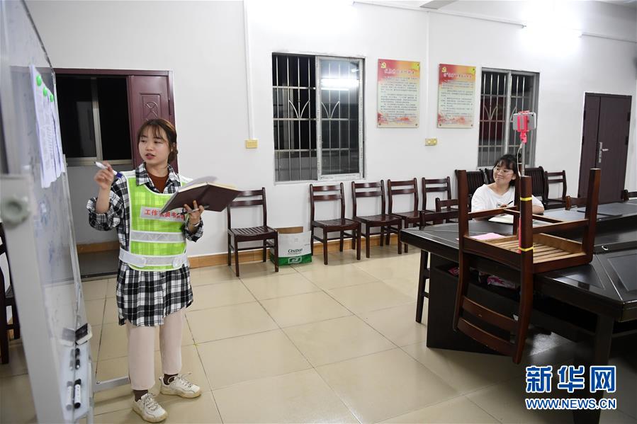 #(图片故事)(2)广西柳州:90后女硕士进村扶志路
