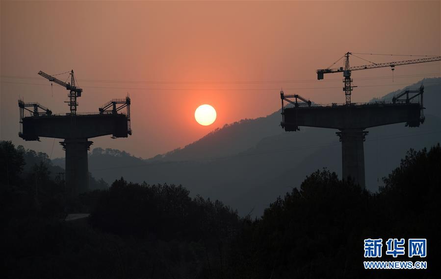 (经济)(4)大山中的铺路架桥人