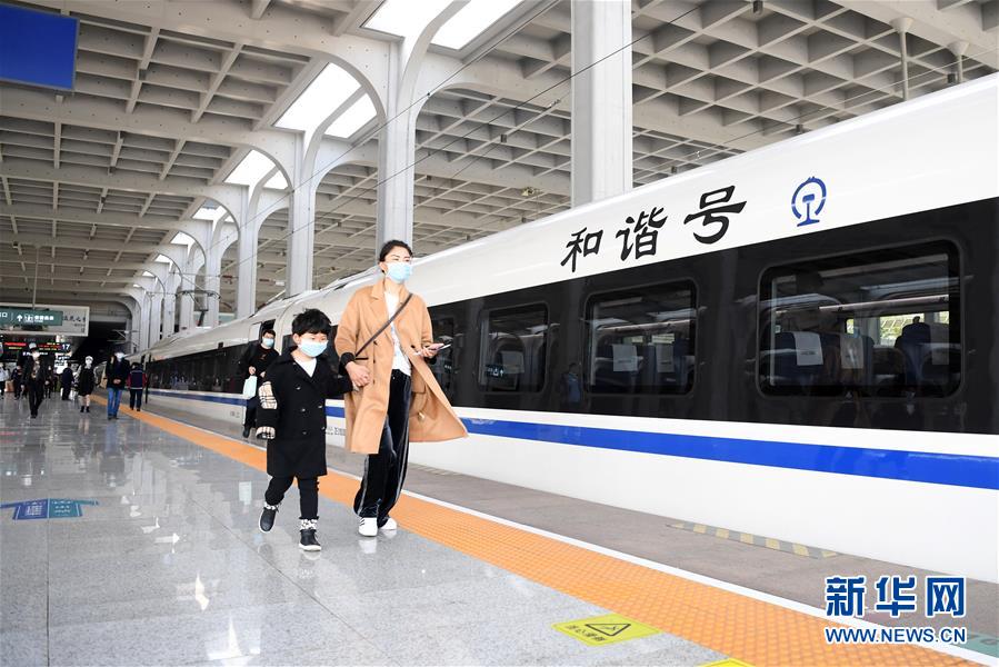 （经济）（3）“川渝贵”省际环线动车组重庆首发列车发车