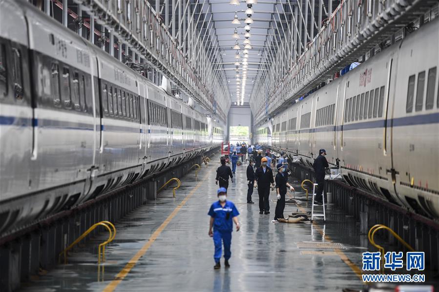 (社会)(1)广西南宁:高铁、动车“春季整修”保安全