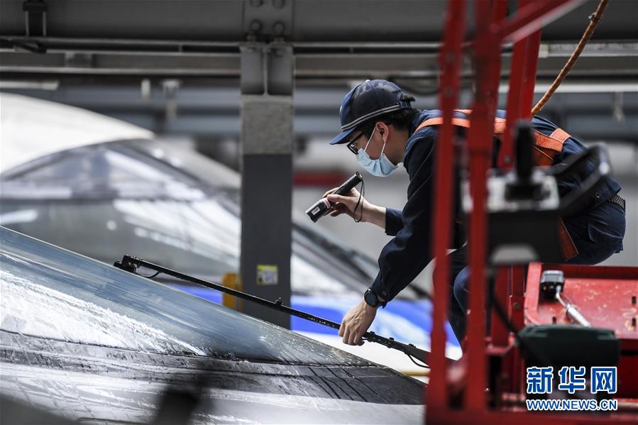 (社会)(3)广西南宁:高铁、动车“春季整修”保安全