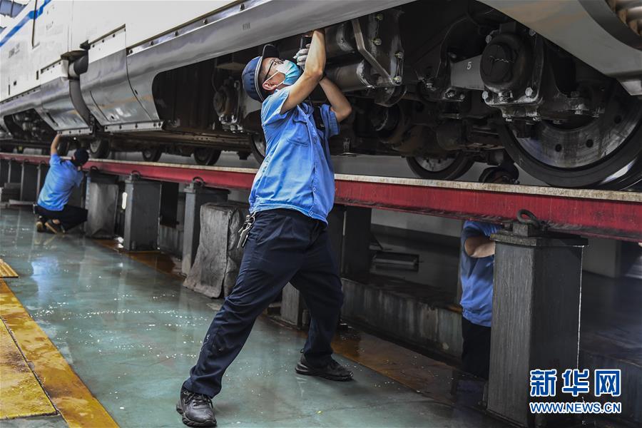(社会)(6)广西南宁:高铁、动车“春季整修”保安全