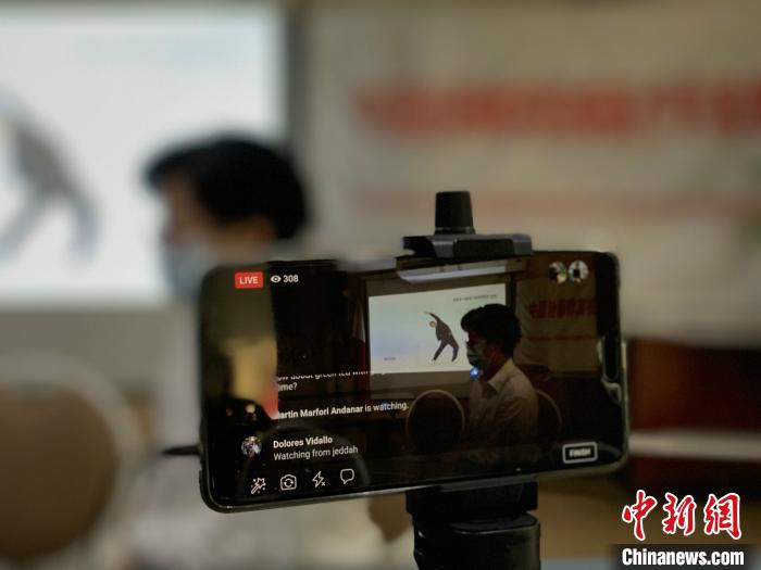 专家们还就强肺操、太极健肺养心功等进行了现场展示和演练,在社交媒体平台直播中掀起收视高潮,很多菲律宾网友纷纷留言,希望能够学习这一抵抗新冠肺炎的“中国功夫”。 中国驻菲使馆供图 摄
