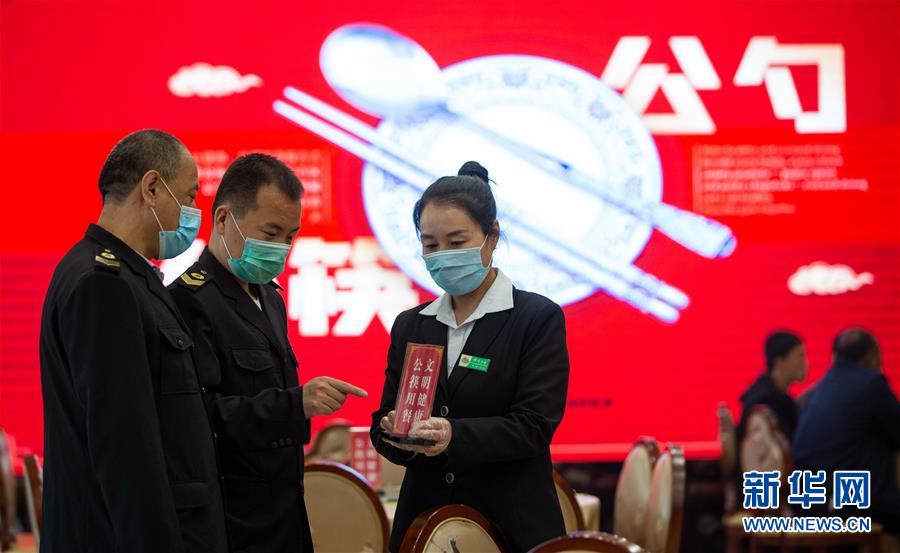 (社会)(3)河北武安:推行“公筷用餐” 餐饮业在行动