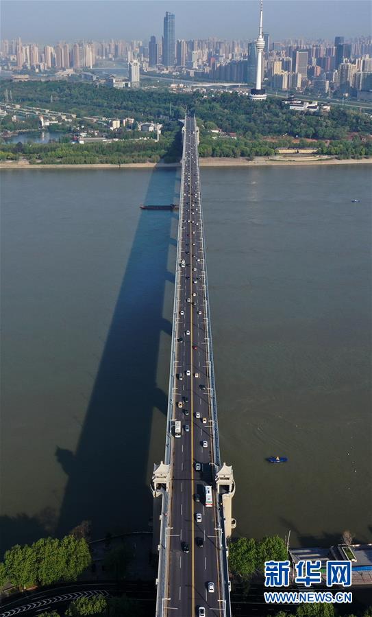 (社会)(1)武汉:长江大桥早高峰川流不息