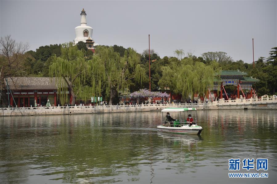 (社会)(2)北京:北海公园游船有序开航