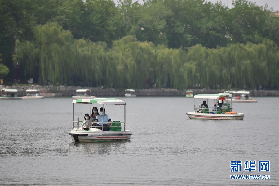 （社会）（1）北京：北海公园游船有序开航
