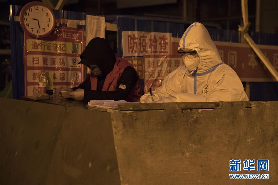 (聚焦疫情防控)(3)绥芬河:夜晚小区“守门人”