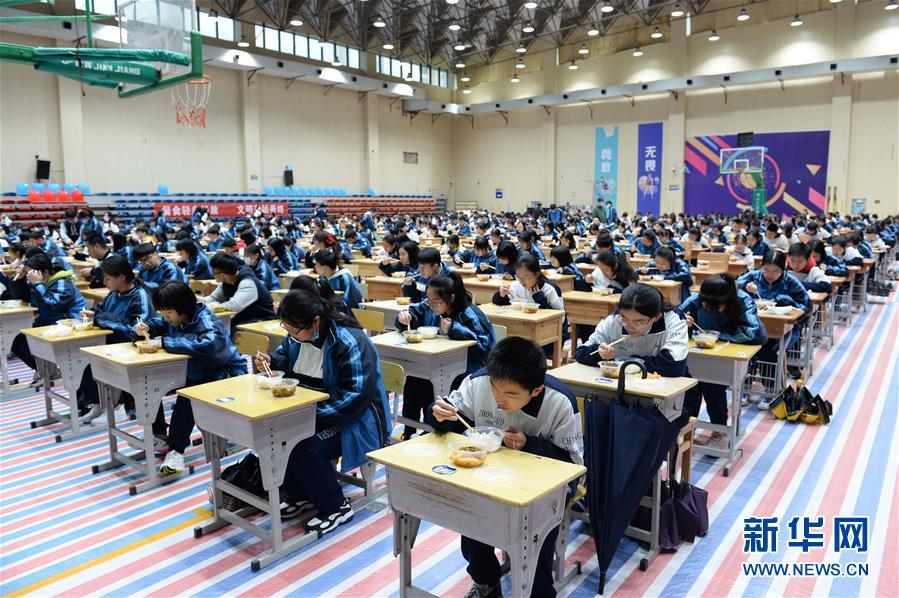 (聚焦疫情防控)(2)中学体育馆变“大食堂”