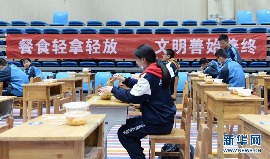(聚焦疫情防控)(4)中学体育馆变“大食堂”