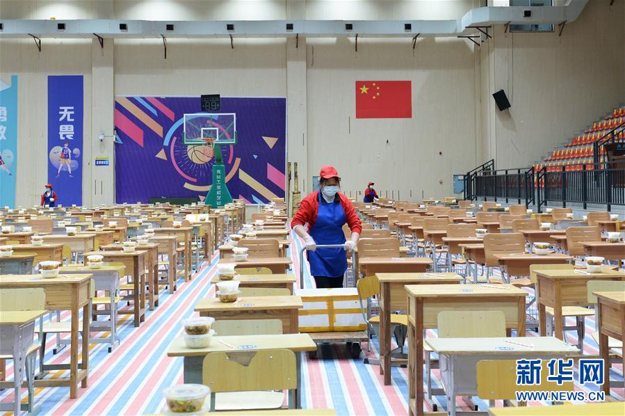 (聚焦疫情防控)(3)中学体育馆变“大食堂”