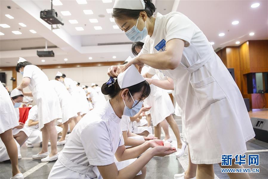 (医卫)(2)北京:新入职护士“授帽”纪念南丁格尔