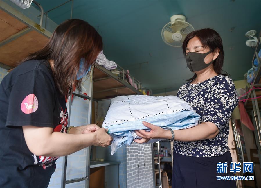#（社会）（2）洛阳一高校“云接单”为学生晒被褥