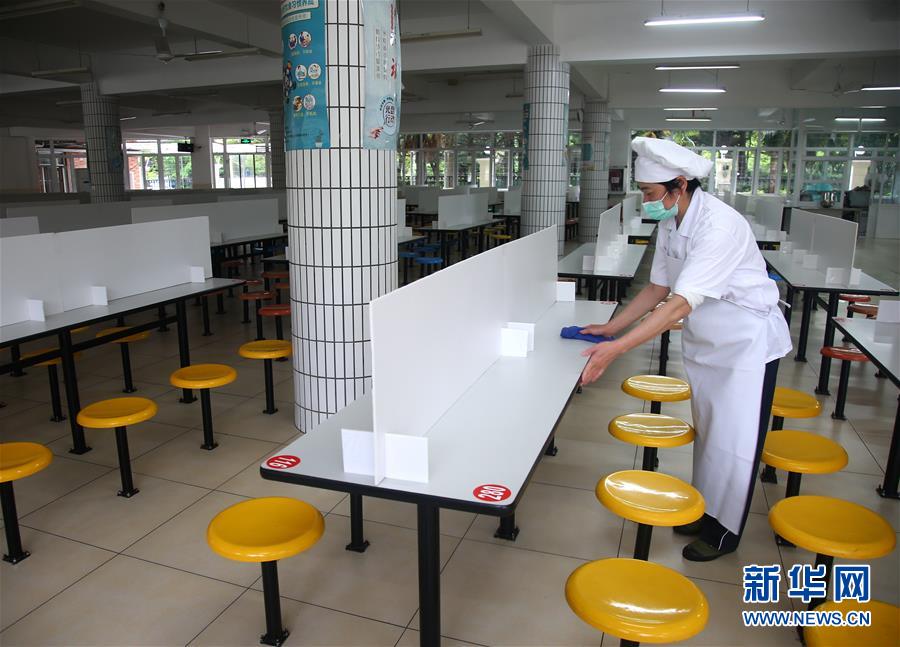 (聚焦疫情防控)(3)上海:高二初二年级学生返校开学