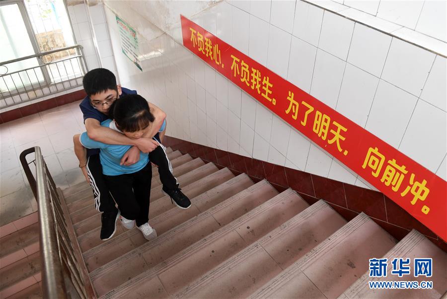 (图片故事)(2)辛酸与执着的母爱:五旬母亲背子进课堂
