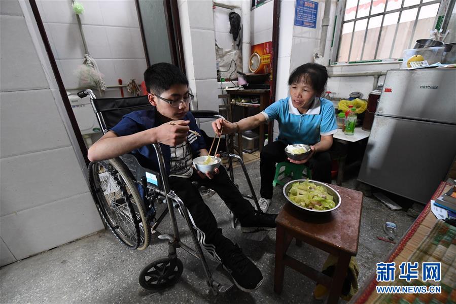 (图片故事)(6)辛酸与执着的母爱:五旬母亲背子进课堂