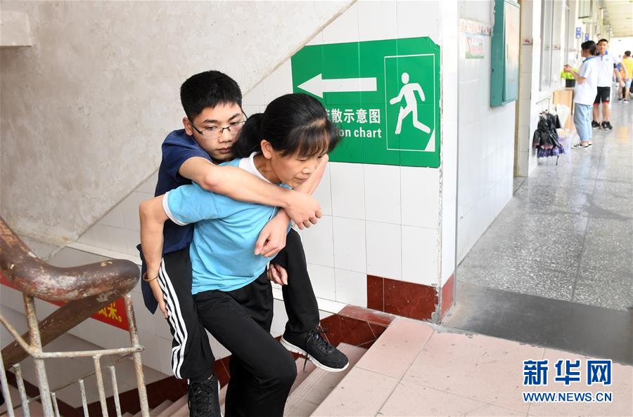 (图片故事)(3)辛酸与执着的母爱:五旬母亲背子进课堂