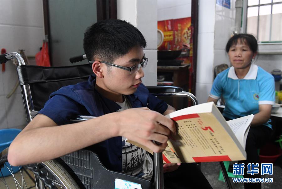 (图片故事)(7)辛酸与执着的母爱:五旬母亲背子进课堂