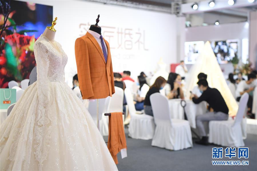 (社会)(2)长沙:婚博会上选购“甜蜜”