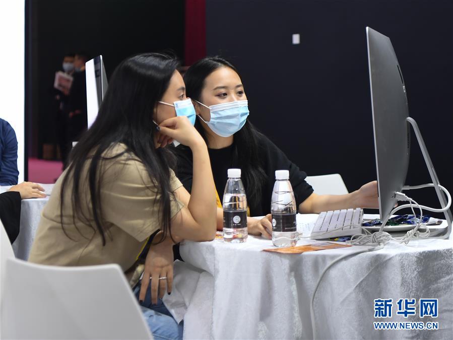 (社会)(4)长沙:婚博会上选购“甜蜜”