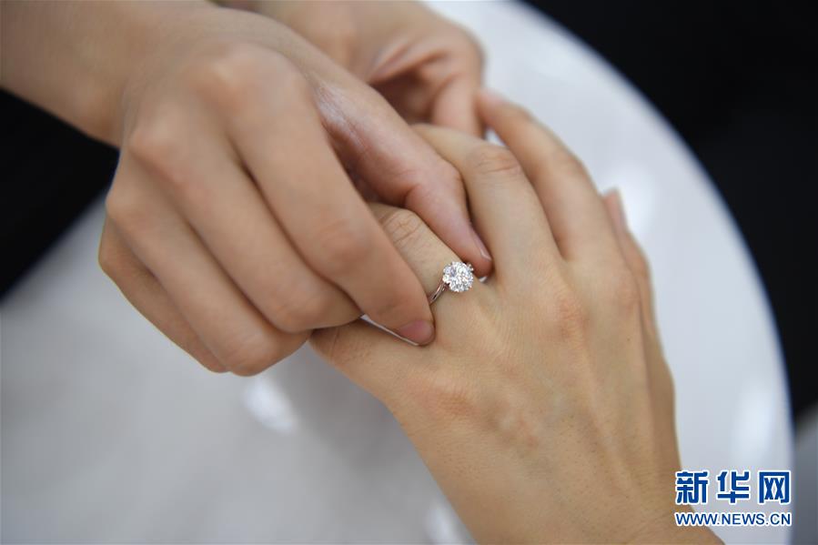 (社会)(5)长沙:婚博会上选购“甜蜜”