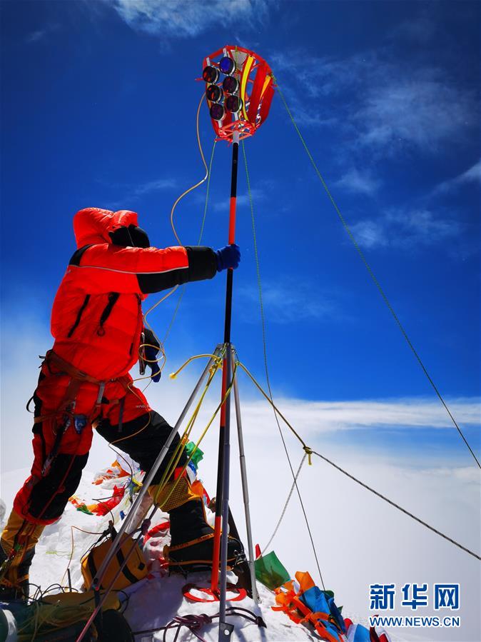 （2020珠峰高程测量）（7）独家照片：珠峰高程测量登山队队员在峰顶开展测量工作