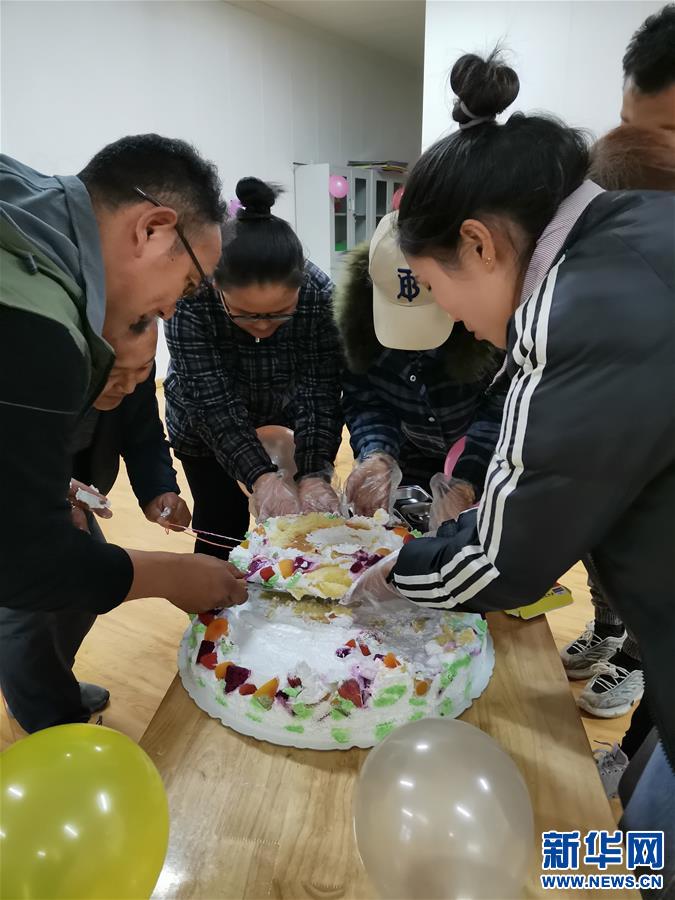 （图文互动）（2）一个破损的“生日”蛋糕