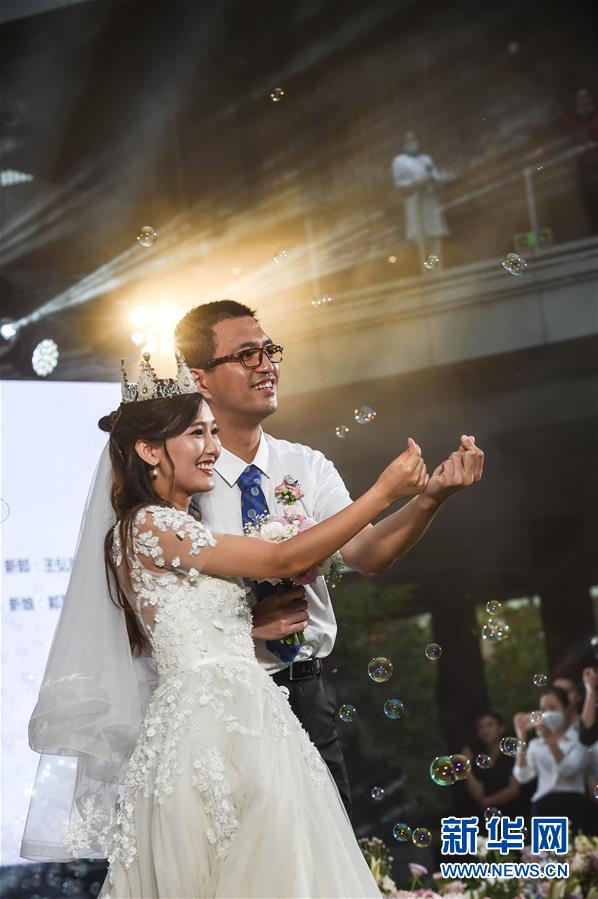 (社会)(3) 战“疫”情侣 集体婚礼