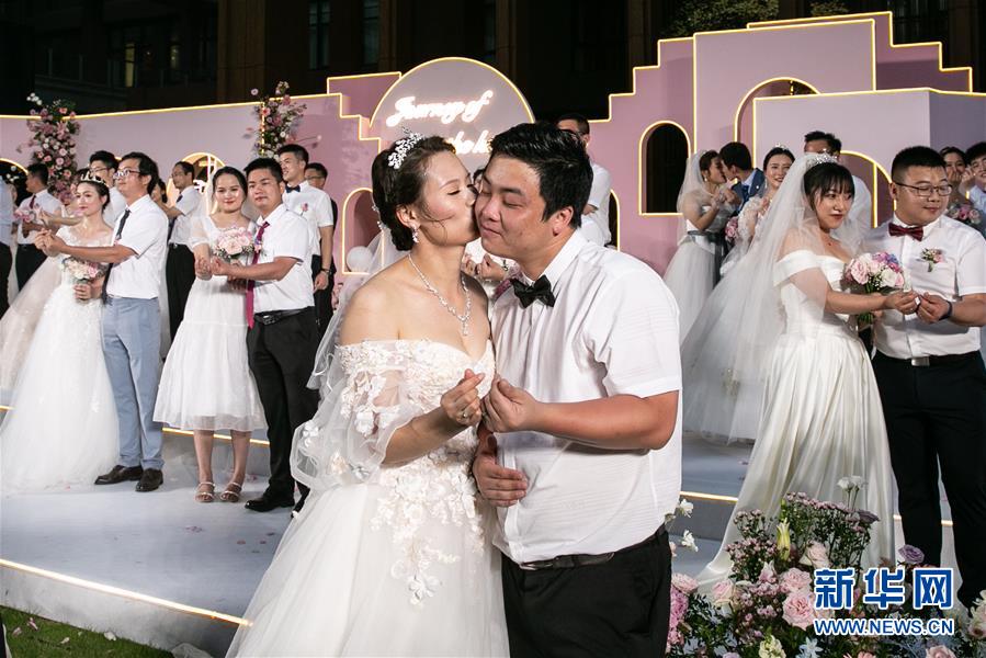 (社会)(2) 战“疫”情侣 集体婚礼