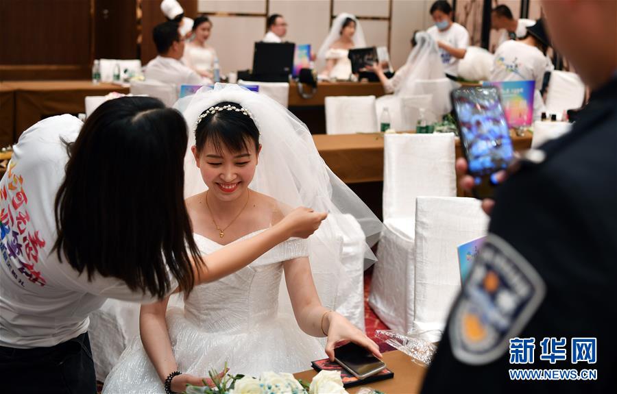 (社会)(6) 战“疫”情侣 集体婚礼
