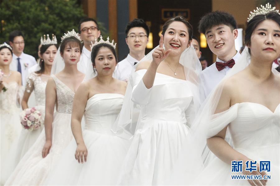 (社会)(8)战“疫”情侣 集体婚礼