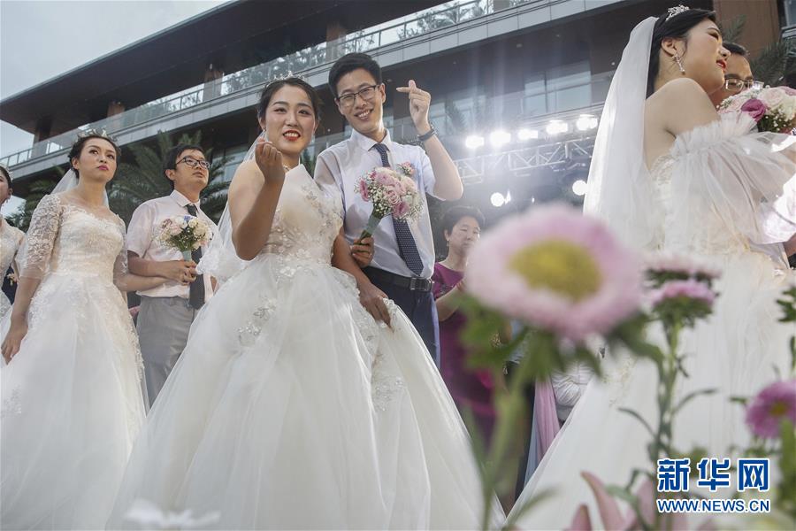 (社会)(11)战“疫”情侣 集体婚礼